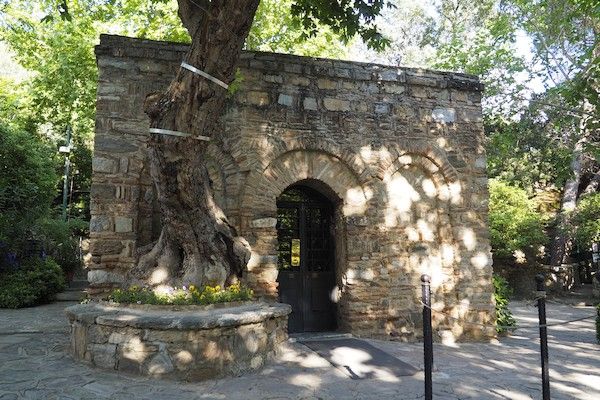 Entrada de la casa de la Virgen en Éfeso, foto de Fernando Díaz Villanueva