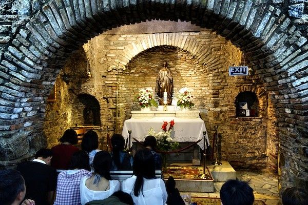 Peregrinas chinas protestantes se suman a católicas en el rezo del Rosario a la Virgen en Éfeso, foto de Fernando Díaz Villanueva en 2017