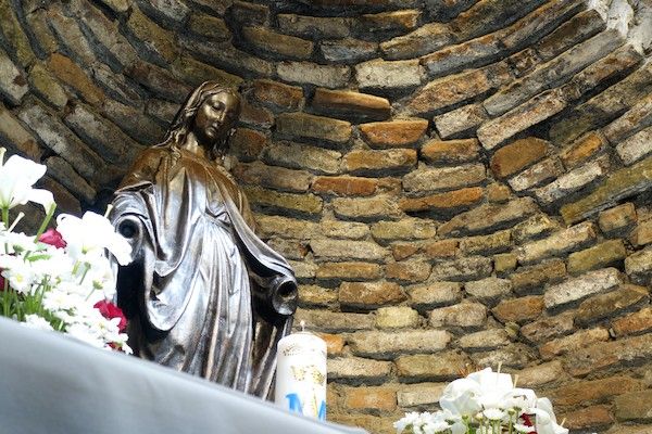 Imagen de la Virgen María, con flores y velas, en su casa-santuario de Éfeso en 2017